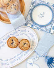 Load image into Gallery viewer, Round Blue Flower 8" Plate
